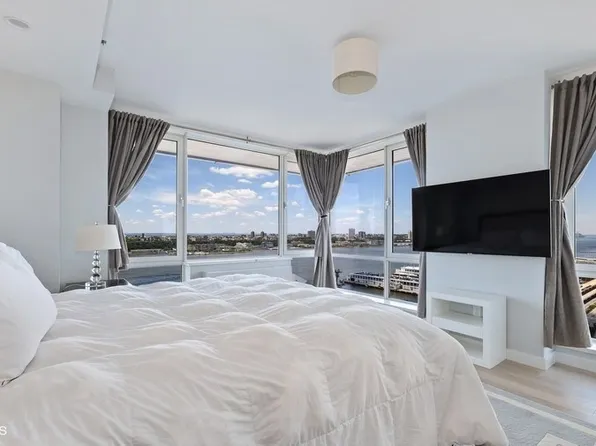 635 West 42nd Street image 14 of 40