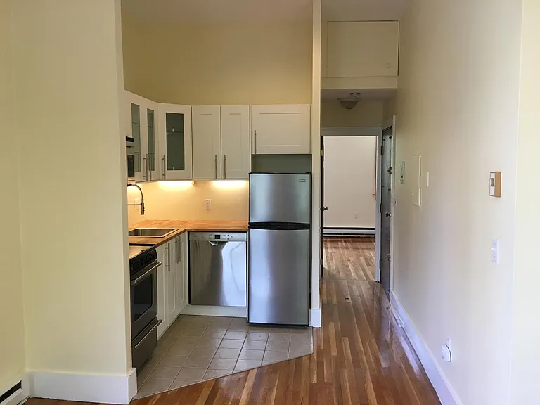 223 W Newton St #3 — Photo 6