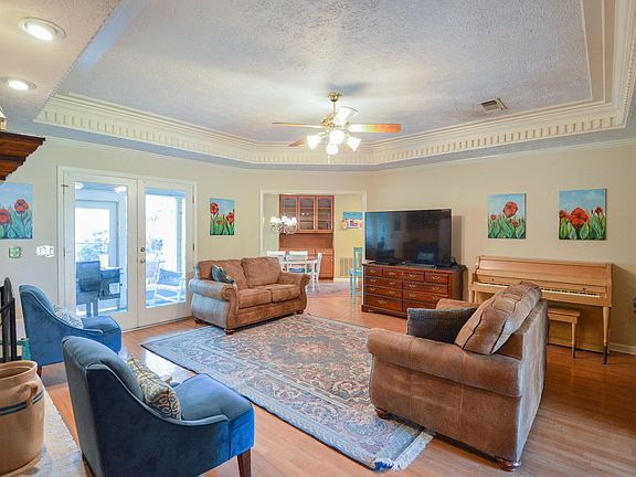 5th image of 104 Brook Ave