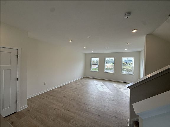 5th image of 29 Kings Rd #103