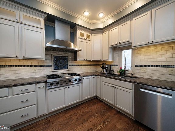 5th image of 414 Spring St