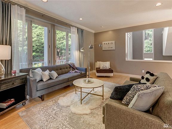 4th image of 614 Bellevue Way SE