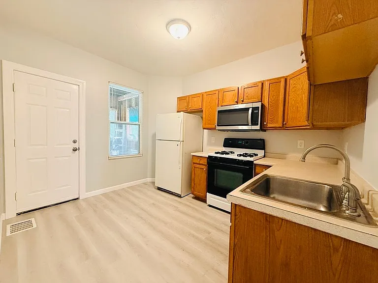 93 Ziegler St #1 — Photo 8