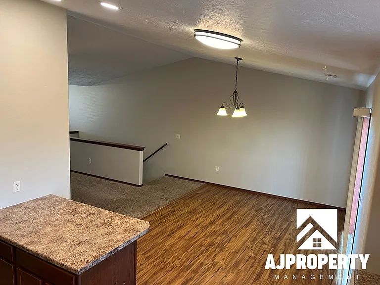 1040 N Main Ave — Photo 8