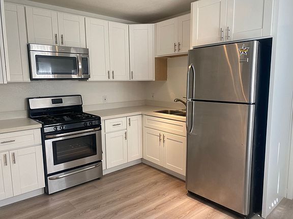 2nd image of 3059 Hawthorn St #3061-1/2