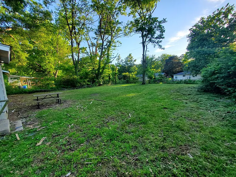 9110 Woodford Dr — Photo 2