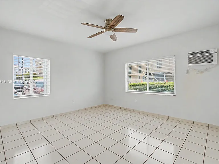 1410 SW 37th Ave #6 — Photo 2