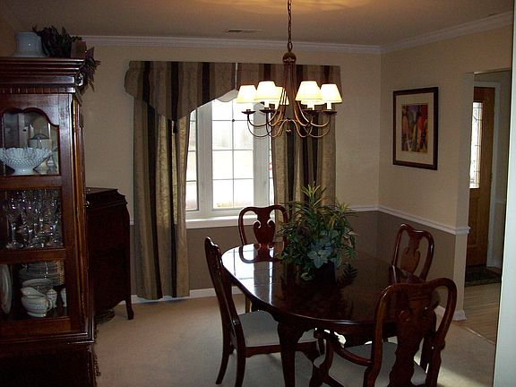 Dining Room*11 x 13*Chair Rail*Crown Moulding