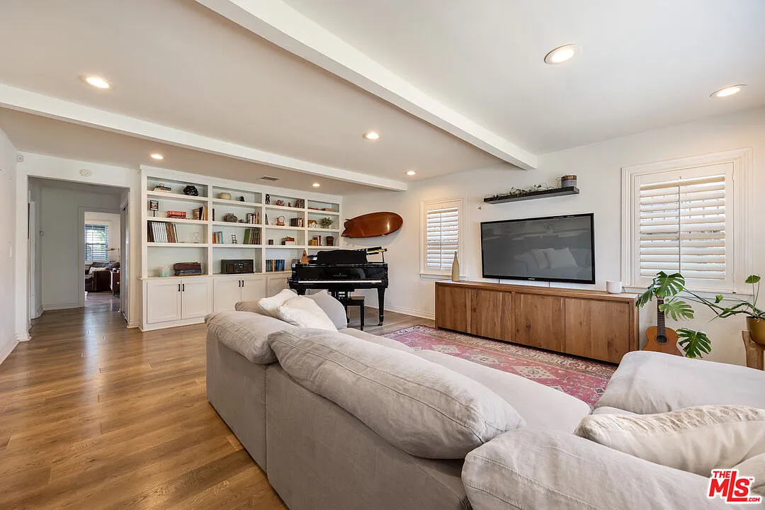 3 bed, 2.0 bath, 1259 sqft, $5,200 — Photo 3