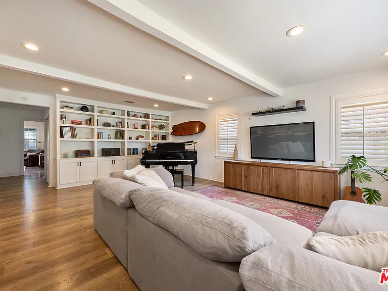 1837 N Middleton Pl — Photo 3