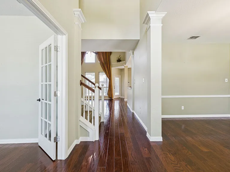 3201 Kent Dr — Photo 3