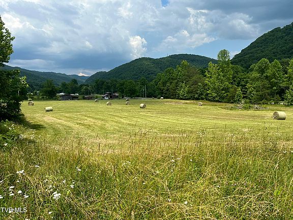 4th image of 724 Dry Creek Rd