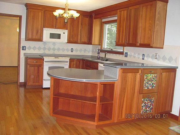 5th image of 9 Greenwood Cir