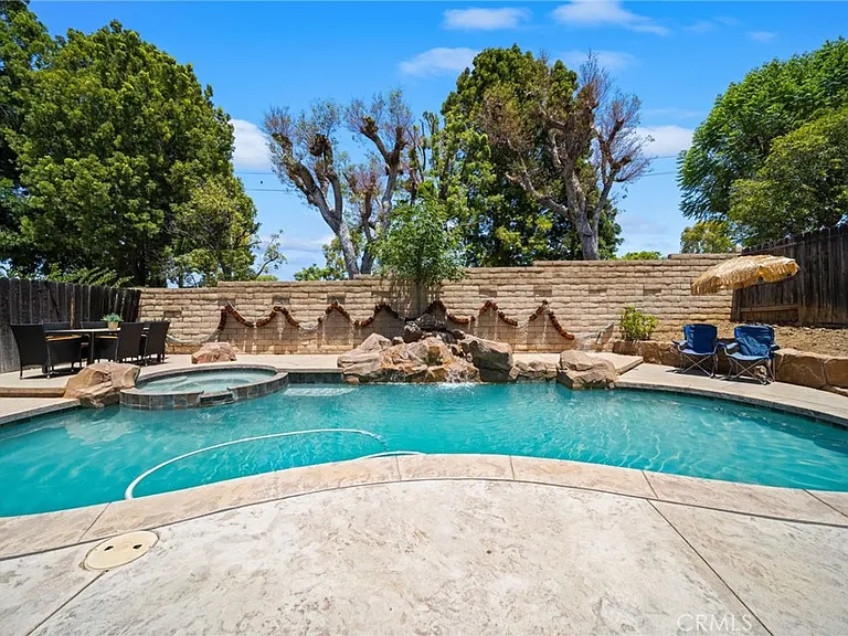731 Langer Dr — Photo 3