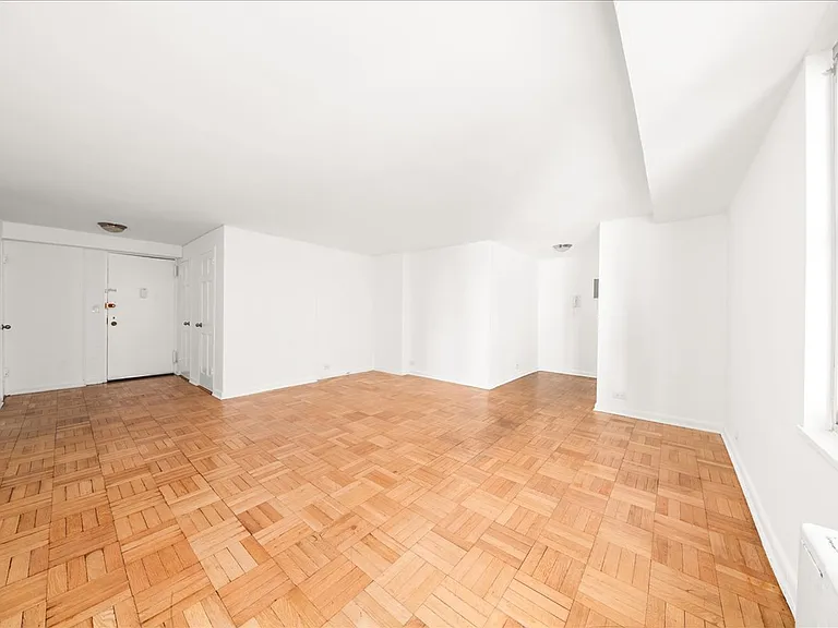 77 W 55th St #21A — Photo 1