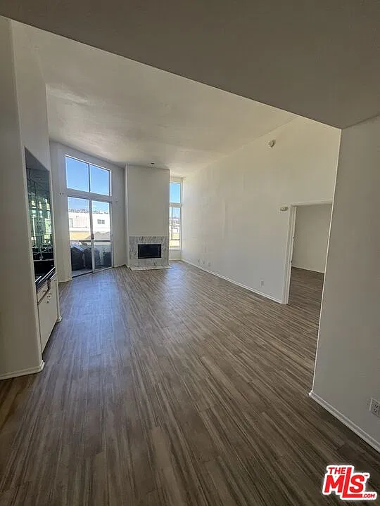 2 bed, 2.0 bath, 1274 sqft, $3,650 — Photo 4