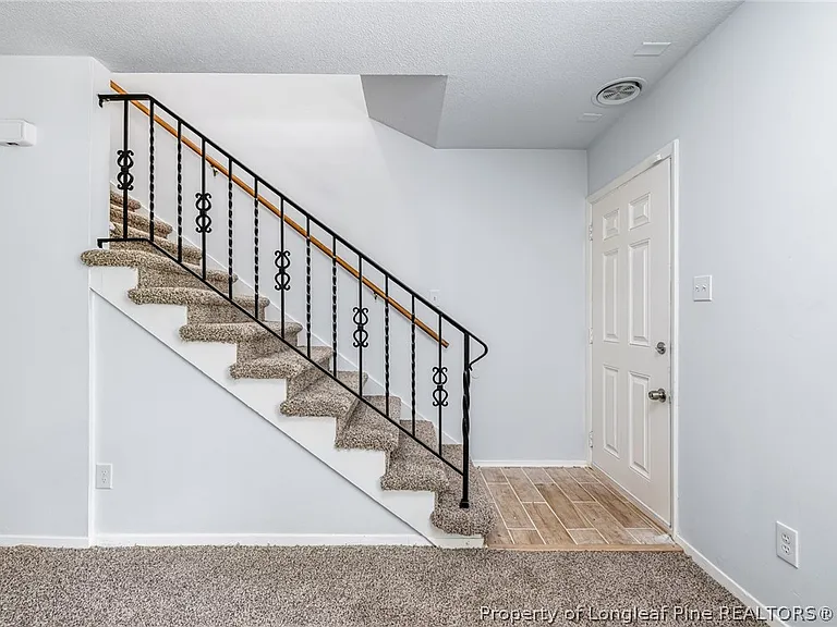 2326 Barrington Cir — Photo 7