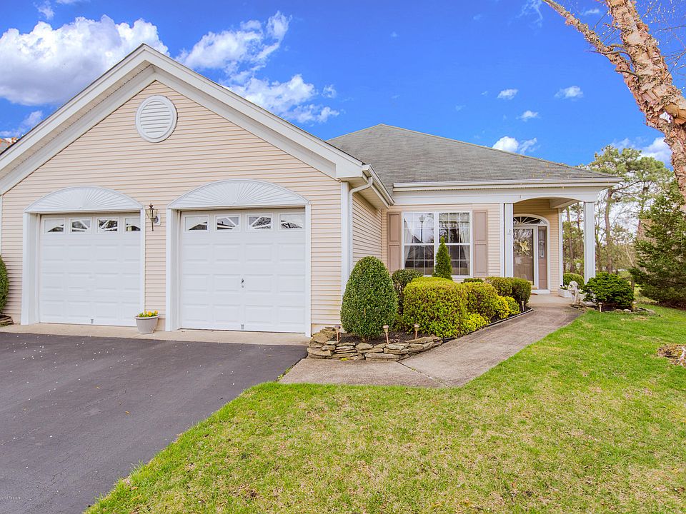 1st image of 10 Greenways Ln