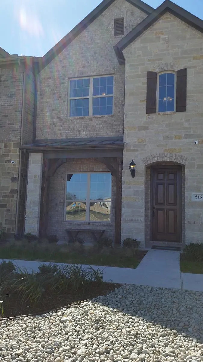 Front Entry - 837 Rohan Dr