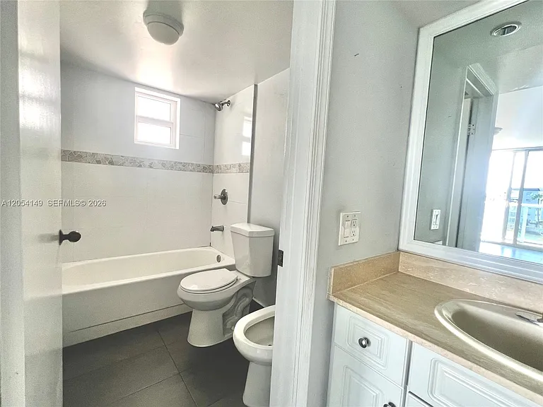 2457 Collins Ave #402 — Photo 10