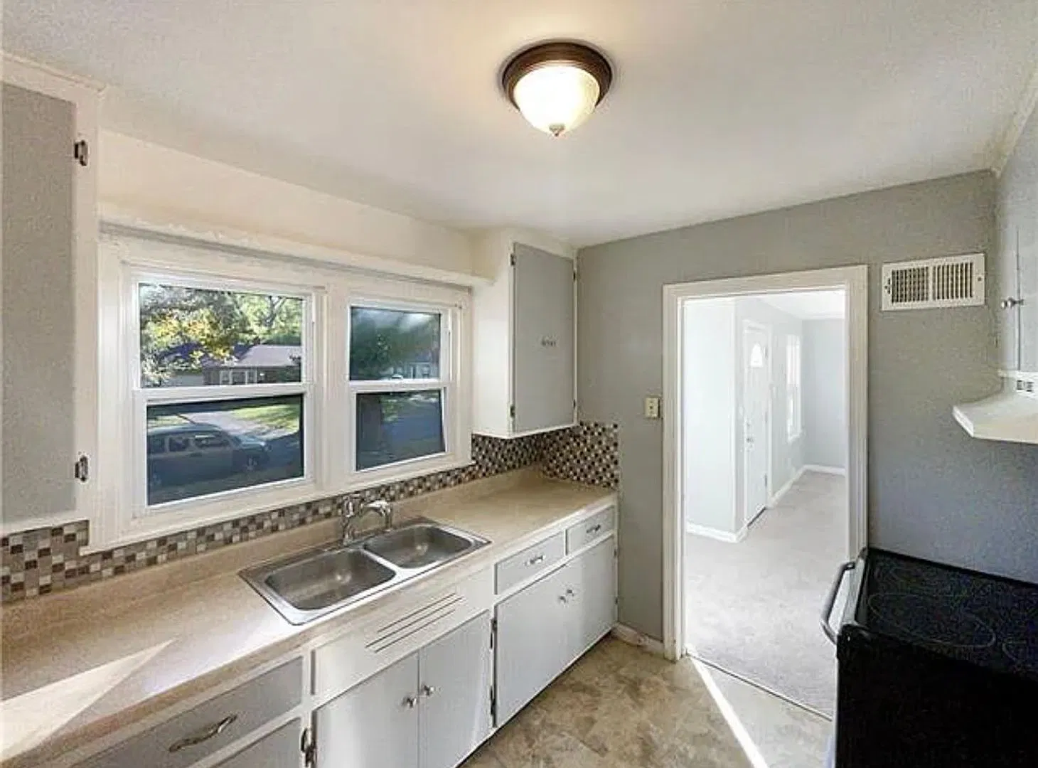 Cute 2 Bedroom 1 bath Bungalow — Photo 1