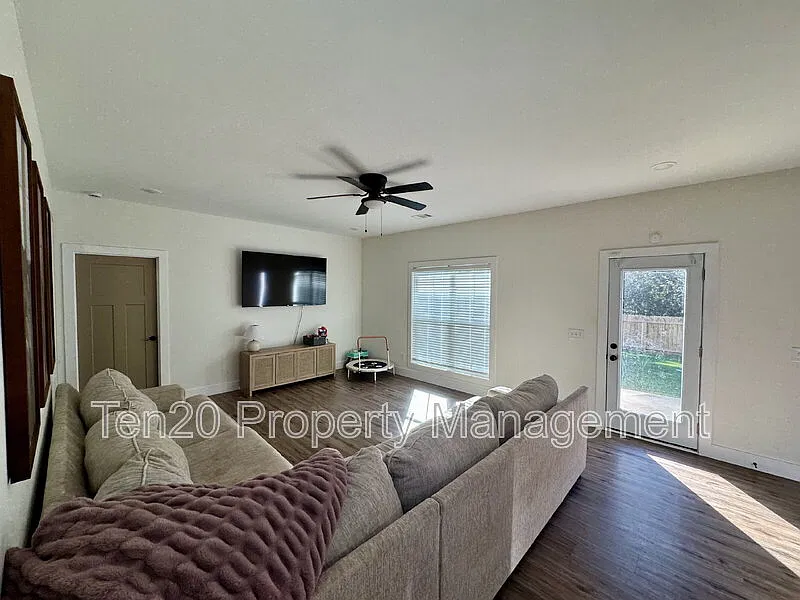 3 bed, 2.0 bath, 1456 sqft, $2,000 — Photo 4