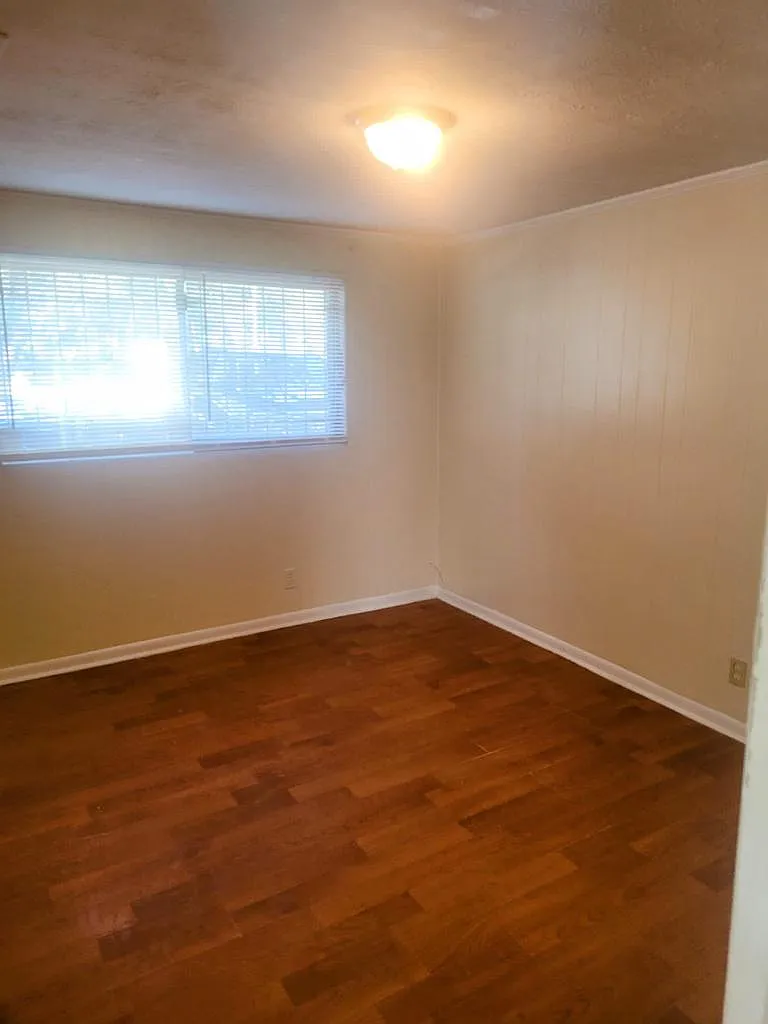 5224 Moncrief Rd W — Photo 3