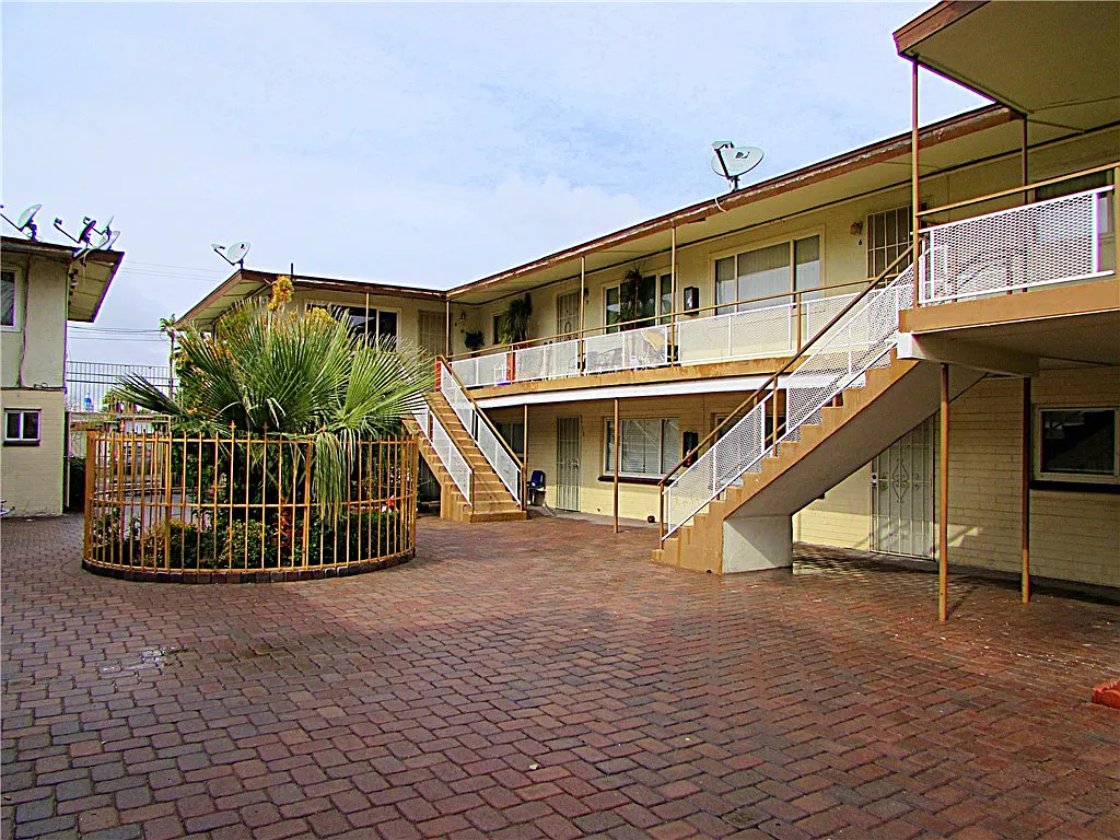 3 bed, 2.0 bath, 780 sqft, $1,090 — Photo 1