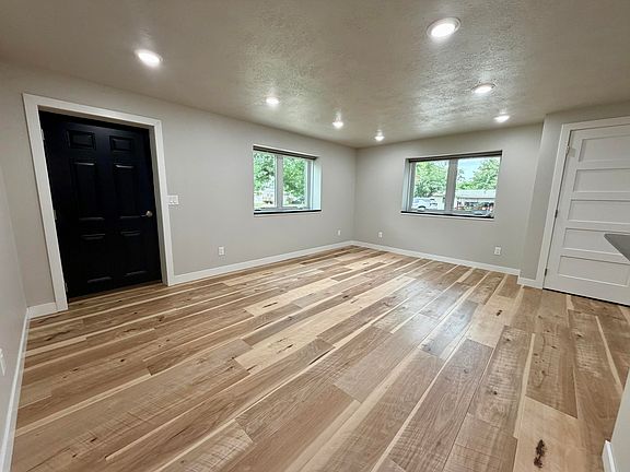 5th image of 1103 E Park St