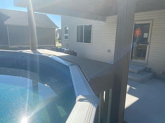 4th image of 305 Maple Dr