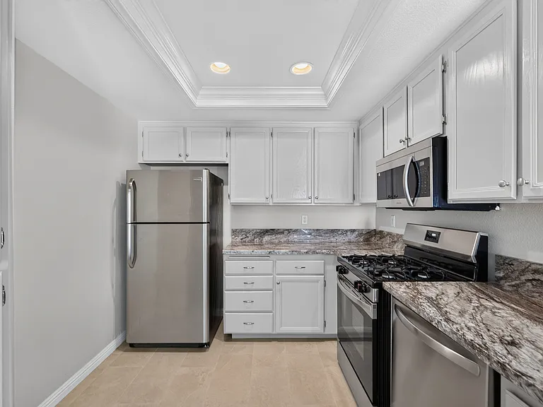 GRANITE COUNTERS AND NEW APPLIANCES