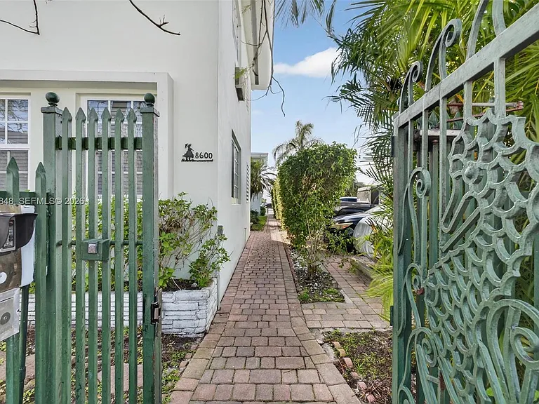 8600 Byron Ave #9 — Photo 28