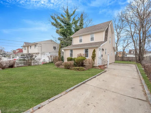 33 Willow Avenue, Freeport, NY 11520