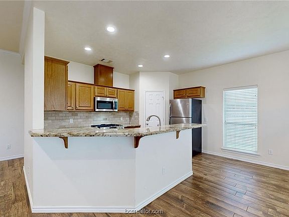 4th image of 907 Scoffield Dr