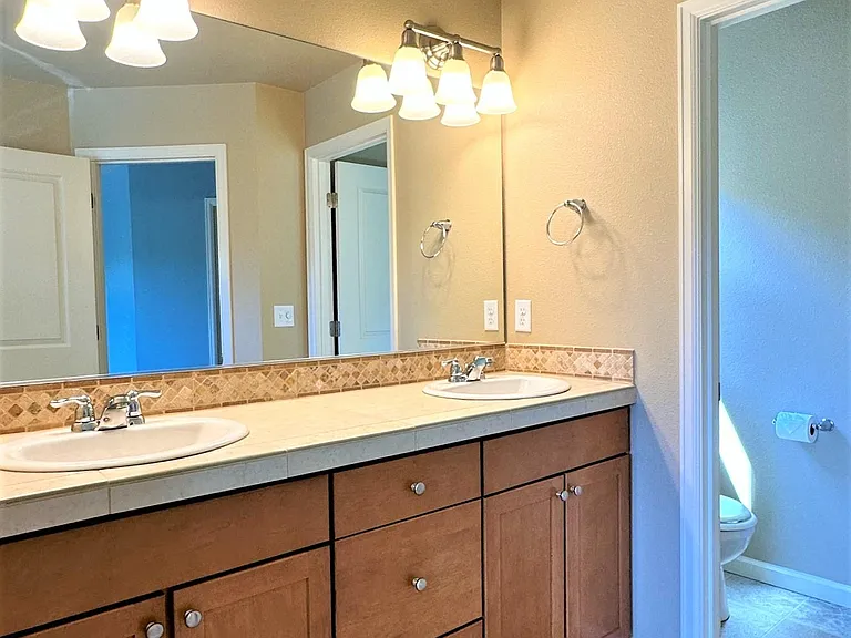 20672 SW Edgemont St — Photo 30