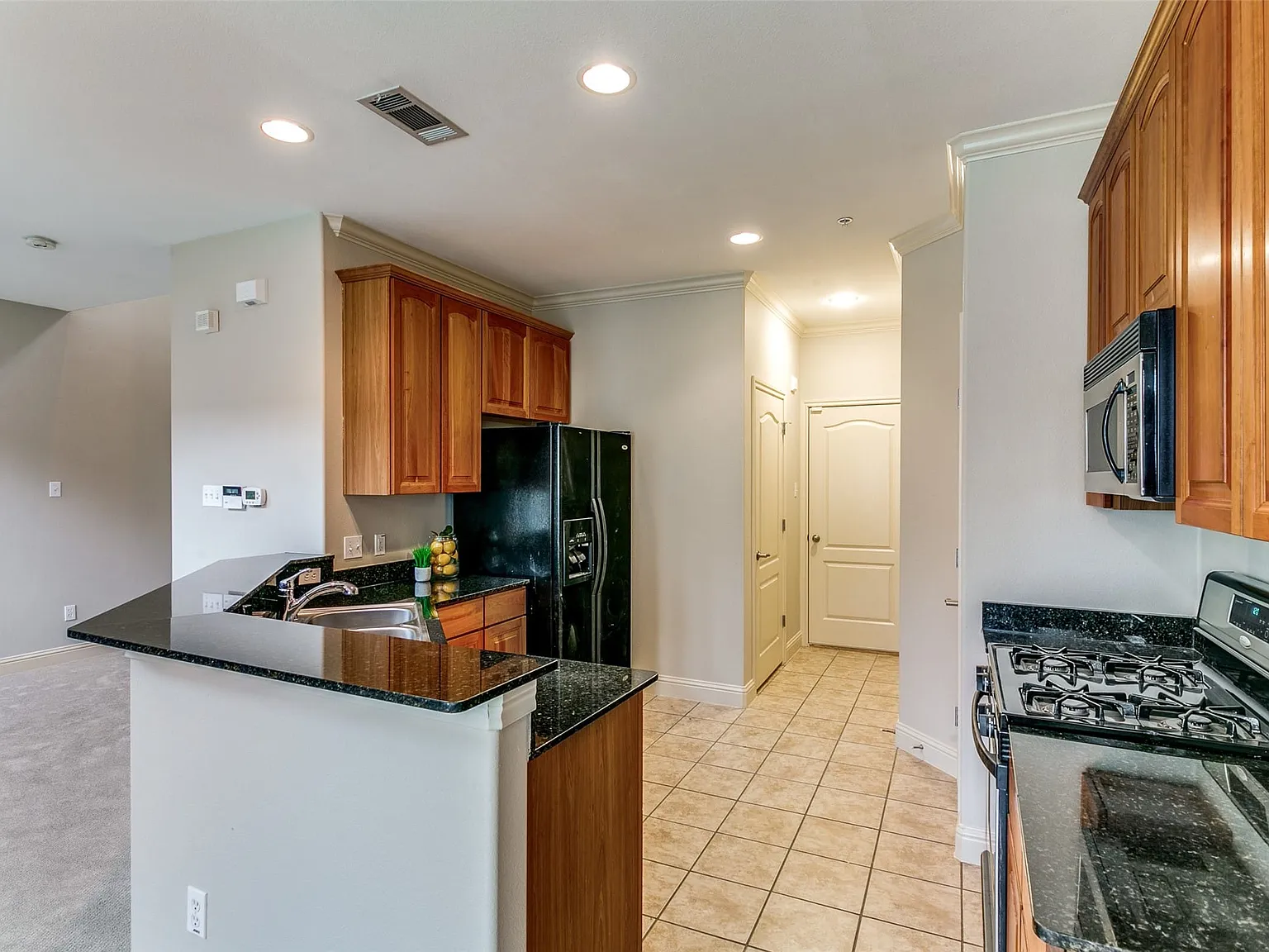 2 bed, 2.5 bath, 1480 sqft, $2,400 — Photo 4