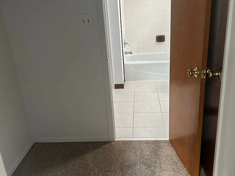 11 Poulton Dr E #F — Photo 4
