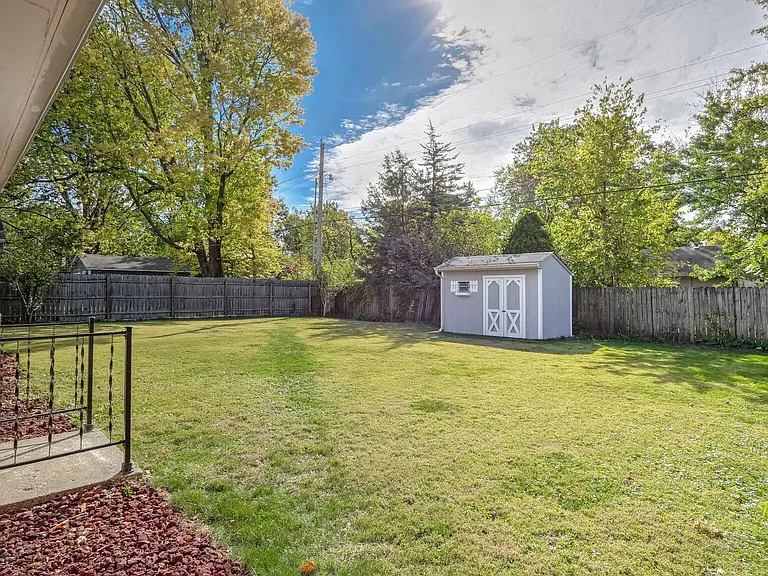 1813 Broadmoor Dr — Photo 8