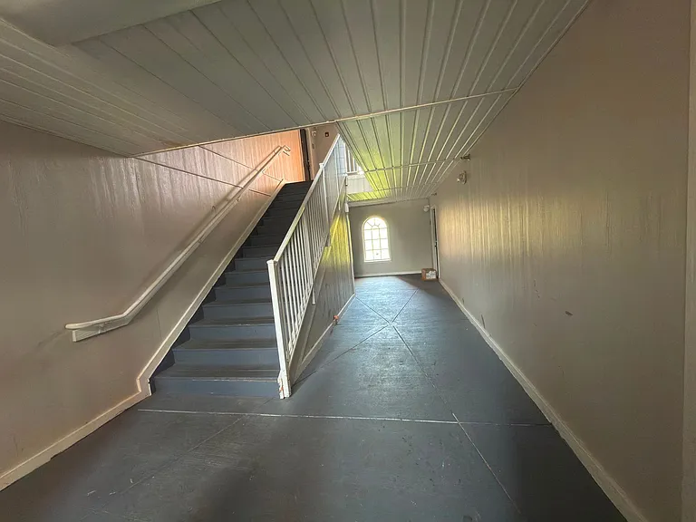 906 Howard St — Photo 6