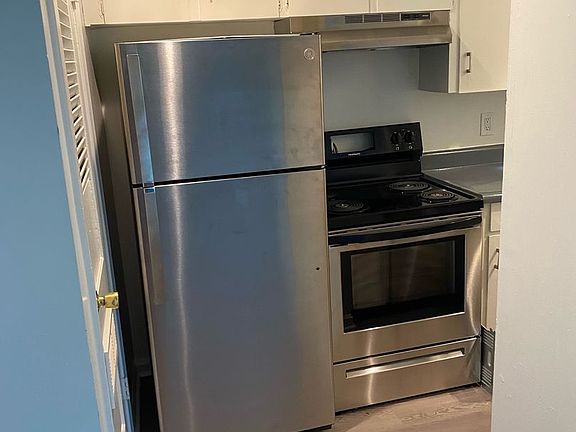 3rd image of 111 N Chestnut Dr #01e6dc4f6