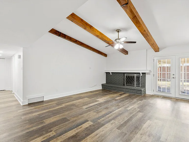 2814 Lindbergh Dr — Photo 2
