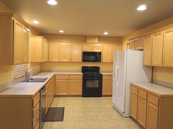 Spacious Kitchen
						:
						Gas Stove, Tons of Cabinets, Storage in Pantry, Elegant Faucet, Upgraded Dshwshr