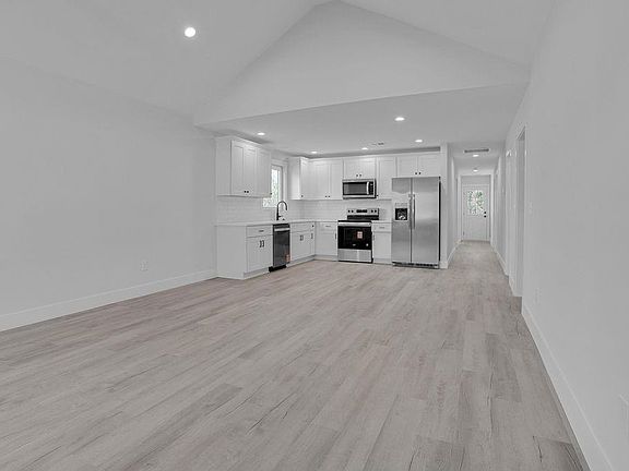 4th image of 1103 Elmore St