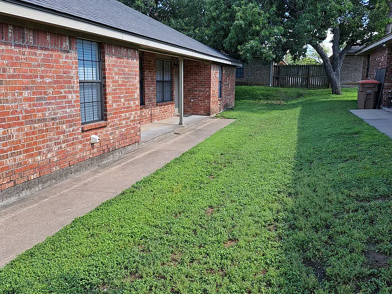 806 Redwood Ln — Photo 3