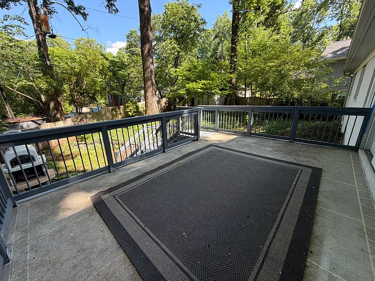 704 Sussex Ct — Photo 10