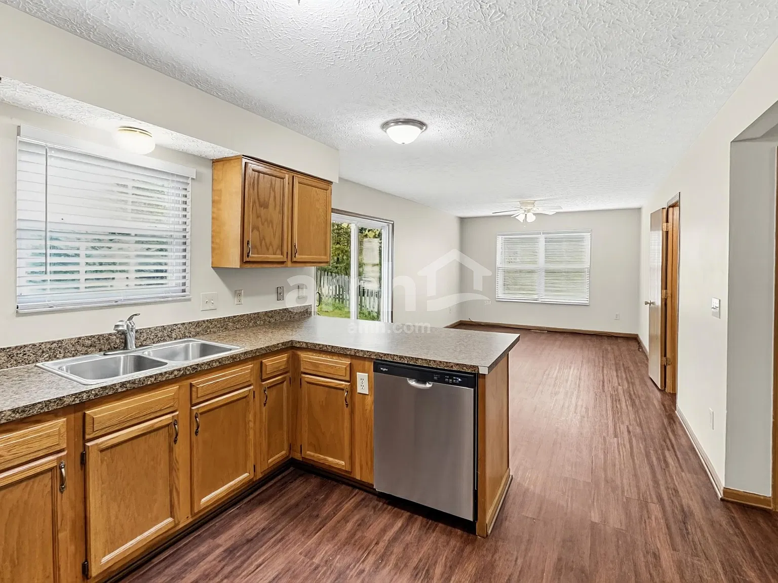 4 bed, 2.5 bath, 1824 sqft, $2,455 — Photo 4