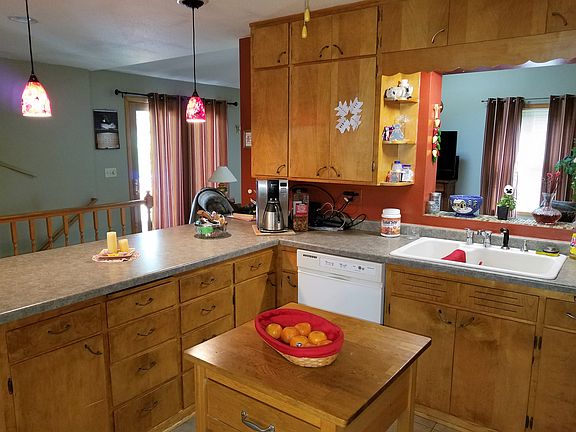 Kitchen w/ lots of cabinets