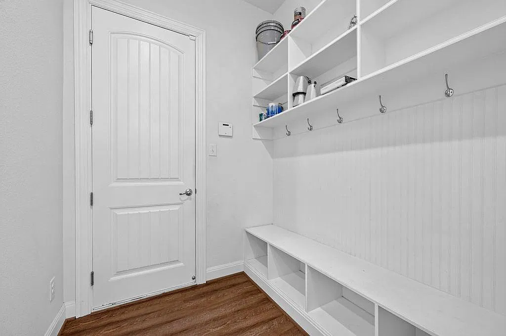 3 bed, 2.0 bath, 2484 sqft, $2,675 — Photo 4