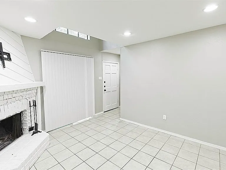 889 Dublin Dr #D — Photo 3
