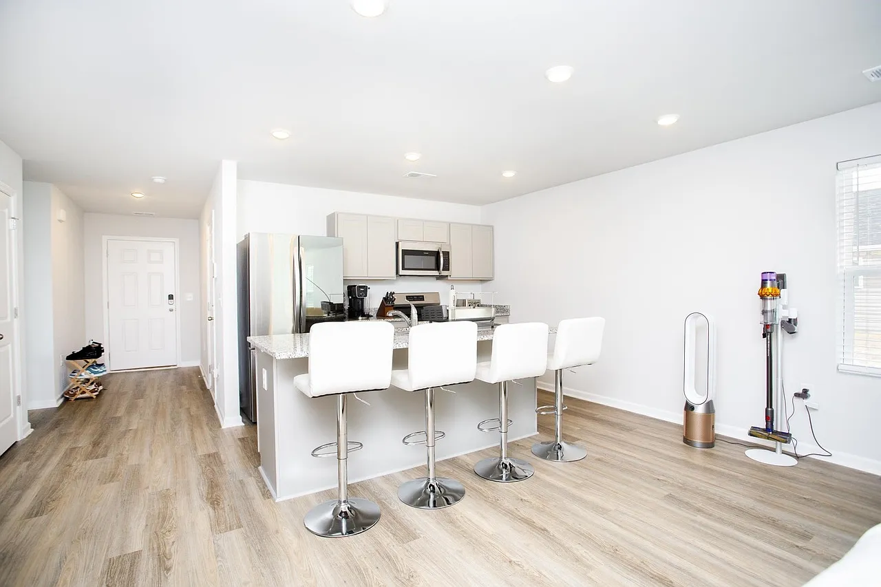 3 bed, 1265 sqft, $1,900 — Photo 2